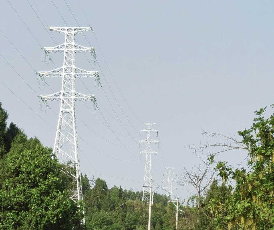 ?綿遂內(nèi)鐵路全線首條高等級(jí)電力線路遷改完成。中鐵一局供圖