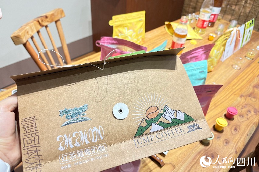 萬源市杯來茶往生物技術(shù)有限公司展出的茶產(chǎn)品。人民網(wǎng)記者 朱虹攝