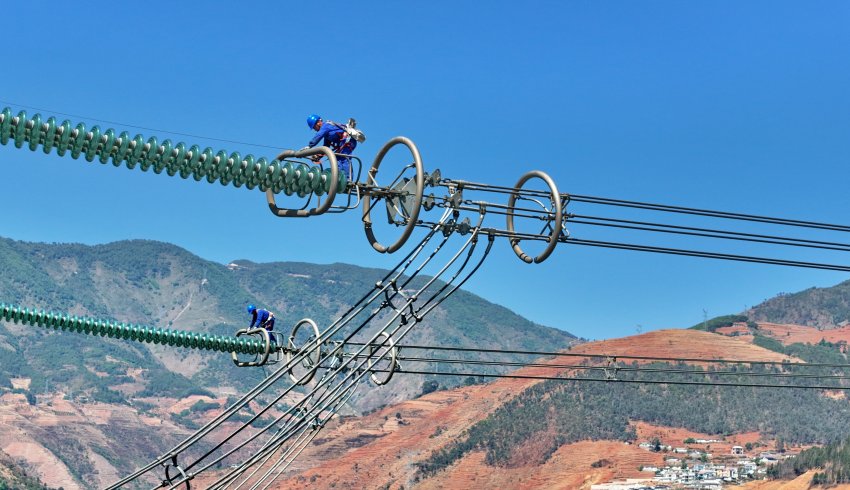 5月8日，在四川省涼山州西昌市，國網(wǎng)四川超高壓公司檢修人員檢查錦屏—蘇南特高壓工程3號(hào)塔絕緣子串。陳翔攝