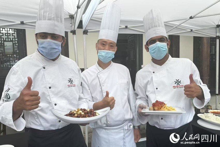 德國籍廚師、西班牙籍廚師與川菜廚師。青白江區(qū)委宣傳部供圖