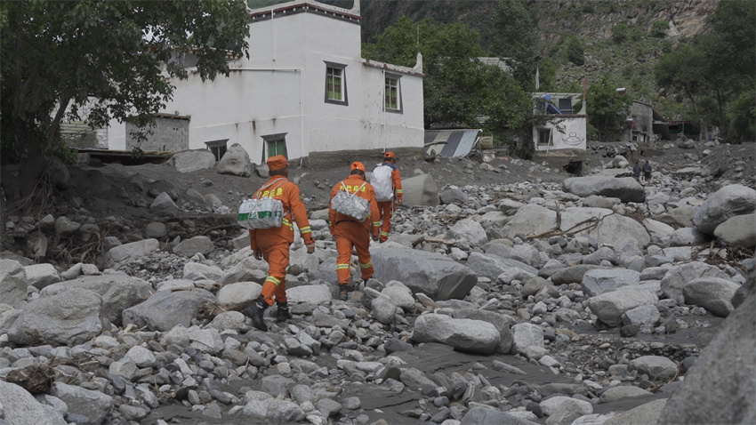 救援現(xiàn)場。丹巴融媒體中心供圖