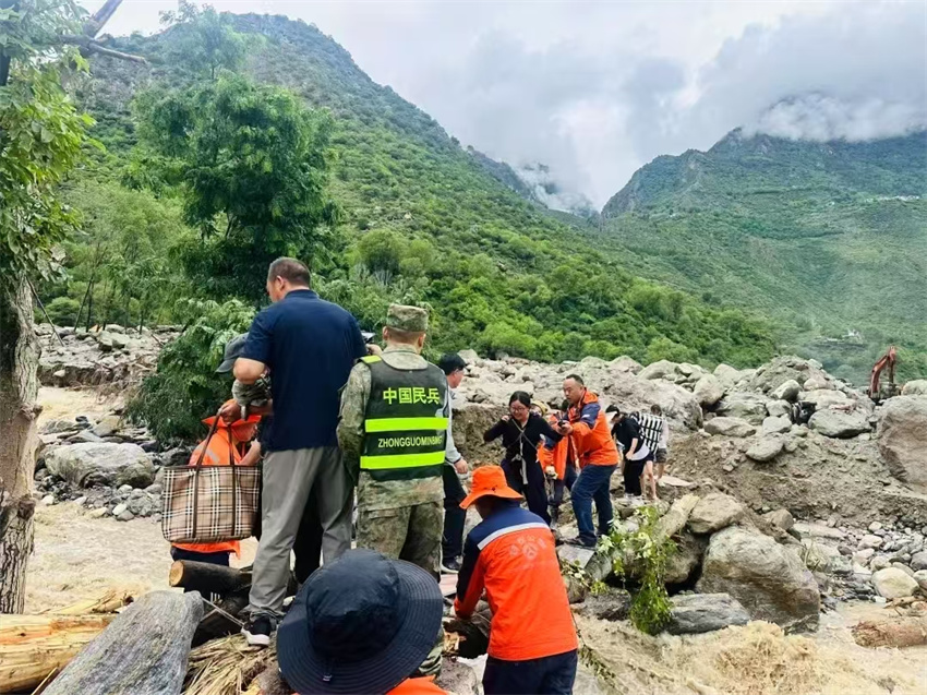 救援現(xiàn)場。丹巴融媒體中心供圖