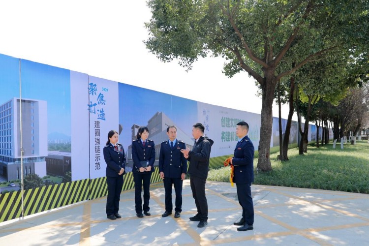 成都崇州稅務(wù)稅宣團(tuán)隊深入企業(yè)調(diào)研并講解有關(guān)稅費(fèi)優(yōu)惠政策。成都市稅務(wù)局供圖