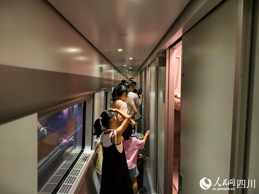 7月31日，即將發(fā)車(chē)的D966次列車(chē)上的乘客以親子家庭居多。人民網(wǎng)記者 郭瑩攝