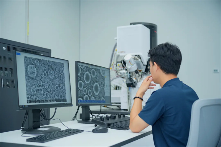 米格實驗室內(nèi)，技術(shù)人員正在做科研分析。四川天府新區(qū)融媒體中心供圖