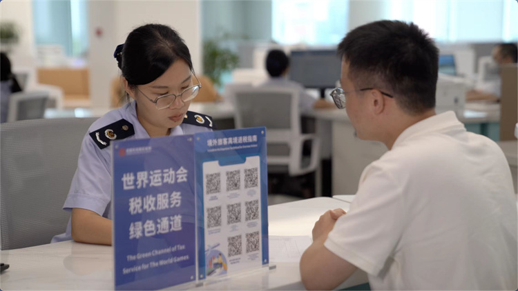 成都東部新區(qū)稅務(wù)局在辦稅服務(wù)廳開設(shè)“世運會綠色通道”優(yōu)先為涉賽企業(yè)辦理涉稅事宜。成都市稅務(wù)局供圖