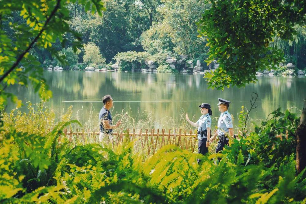 在浣花溪公園巡邏的民警。成都市公安局青羊區(qū)分局草堂派出所供圖