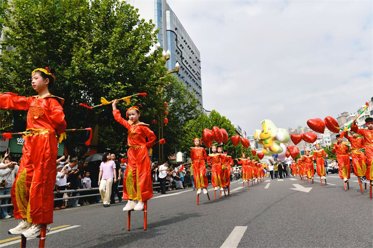 踩高腳方陣巡游。高寒供圖