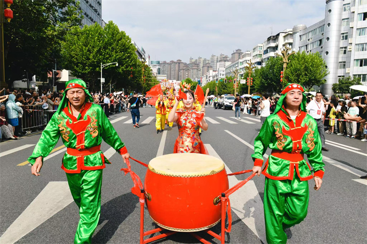 傳統(tǒng)文藝方陣巡游。高寒供圖