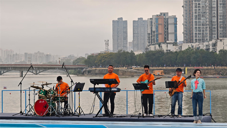 廣元歌手演唱經(jīng)典歌曲。陳亞川供圖