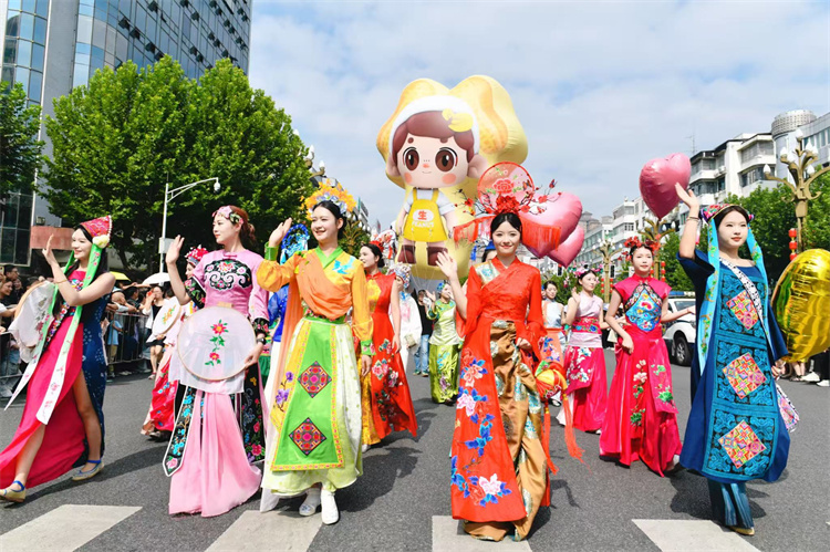 廣元女性代表方陣巡游。高寒供圖