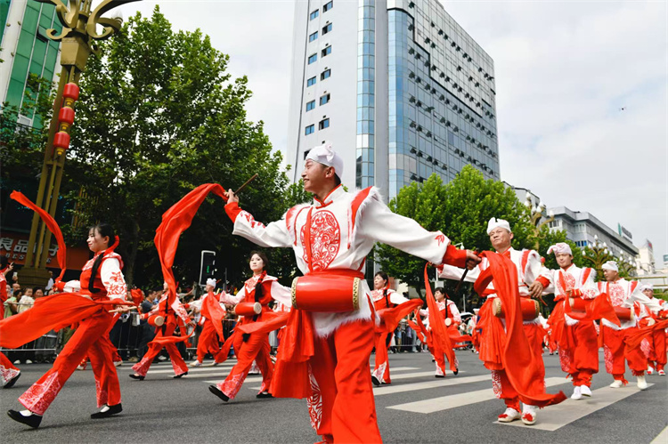 腰鼓隊(duì)方陣巡游。高寒供圖