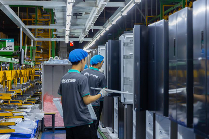 C:/Users/admin/OneDrive/Desktop/小記者土土/工人安裝相關(guān)零部件。黃英軍攝.jpg工人安裝相關(guān)零部件。黃英軍攝