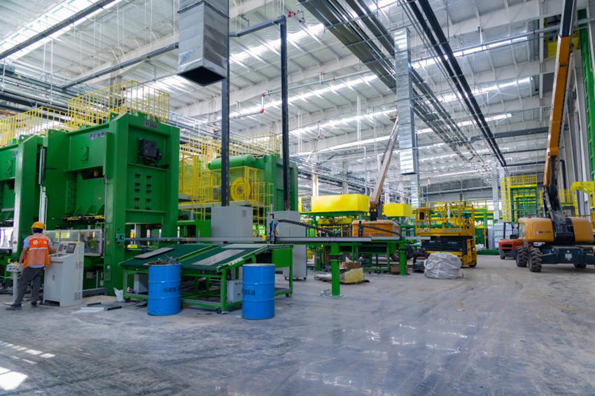 C:/Users/admin/OneDrive/Desktop/小記者土土/工人正在調(diào)試新設(shè)備。黃英軍攝.jpg工人正在調(diào)試新設(shè)備。黃英軍攝