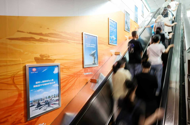 主題車(chē)站出入口海報(bào)。成都軌道集團(tuán)供圖