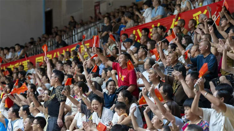 市民為自己喜歡的球員加油。旺蒼縣融媒體中心供圖