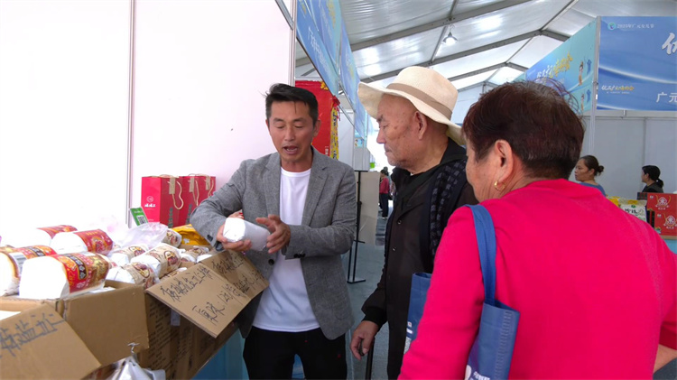 商家向市民介紹朝天產(chǎn)品。曾媛供圖