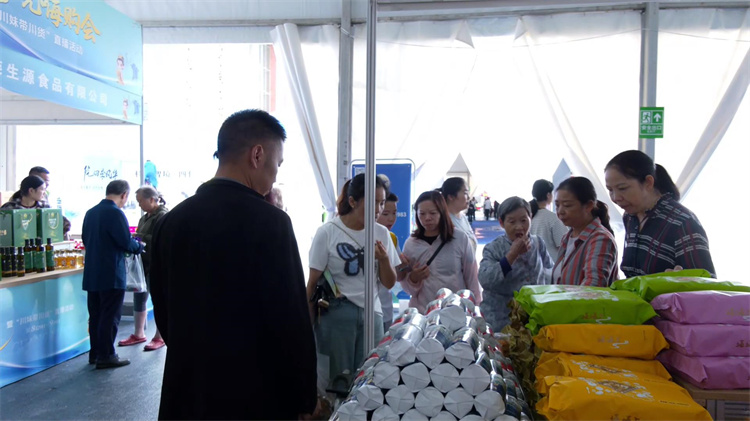 市民購(gòu)買朝天產(chǎn)品。曾媛供圖