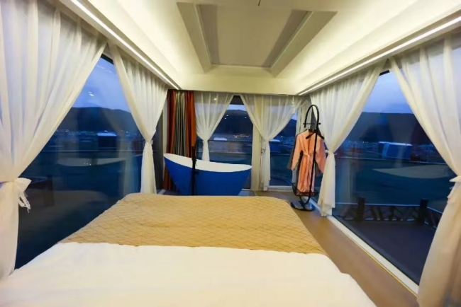 “尋秘色達·野奢營地”休息區(qū)的太空艙內(nèi)部。色達縣委宣傳部供圖