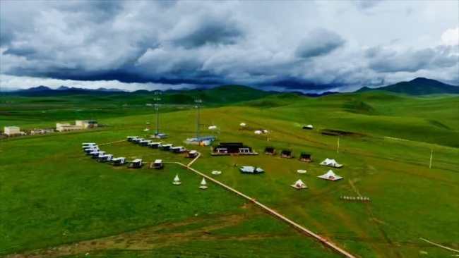 色達縣打造的野奢營地航拍。色達縣委宣傳部供圖