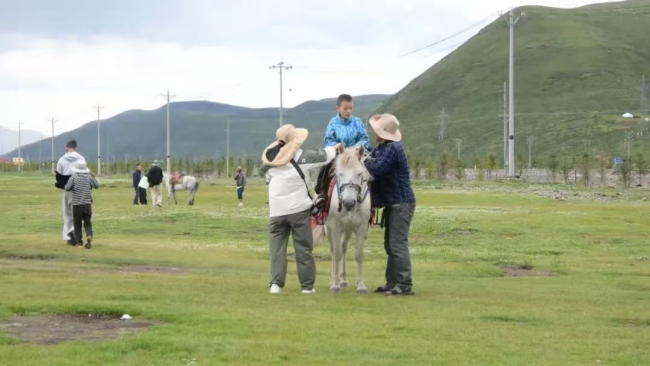 游客體驗騎馬。色達縣委宣傳部供圖
