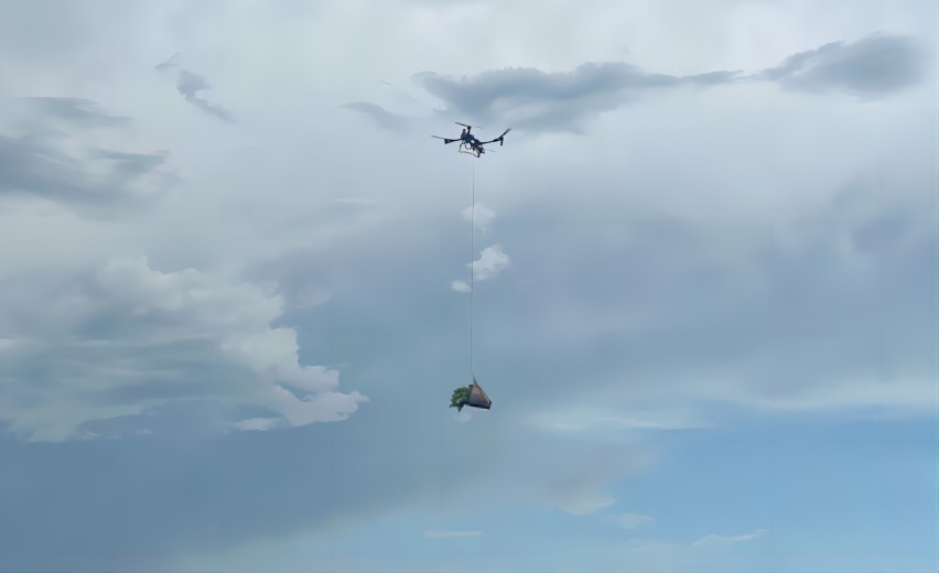 煙農(nóng)使用無人機(jī)運(yùn)輸煙葉。攀枝花市煙草專賣局(公司)供圖