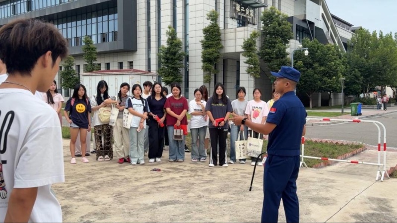 現(xiàn)場(chǎng)講解滅火器的使用方法，指導(dǎo)學(xué)生實(shí)操體驗(yàn)。資陽(yáng)高新消防救援大隊(duì)供圖