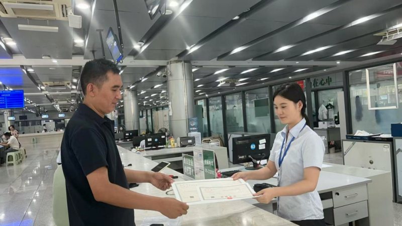 簡陽市行政審批局發(fā)出全市首張“一照多址”個體工商戶營業(yè)執(zhí)照。簡陽市融媒體中心供圖