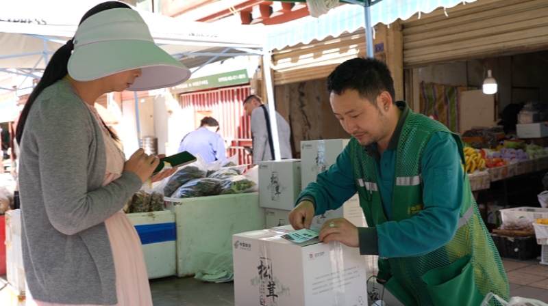 道孚郵政專門開辟“鮮菌優(yōu)先通道”，快遞員收寄鮮菌包裹發(fā)運。道孚縣委宣傳供圖