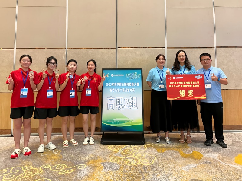 獲獎后合影。達(dá)州職業(yè)技術(shù)學(xué)院供圖