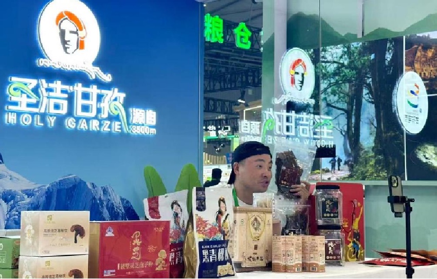 活動現(xiàn)場直播帶貨。主辦方供圖