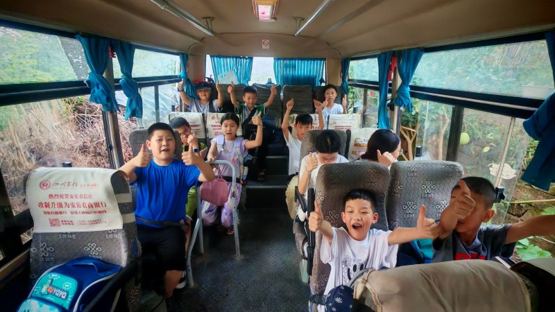 學子點贊校園直通車。閆凱攝