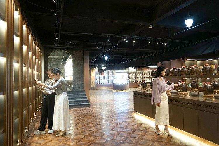 游客在東圣酒業(yè)酒史博物館參觀。綿竹市融媒體中心供圖