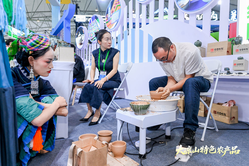 會理綠陶代表性傳承人現(xiàn)場展示。鄧朝攝