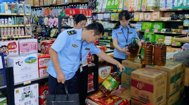 執(zhí)法人員檢查糧油。雁江區(qū)委宣傳部供圖