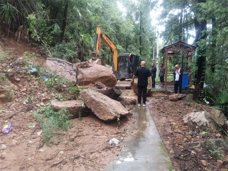 黨員干部指揮挖掘機清除巨石。昭化區(qū)融媒體中心供圖