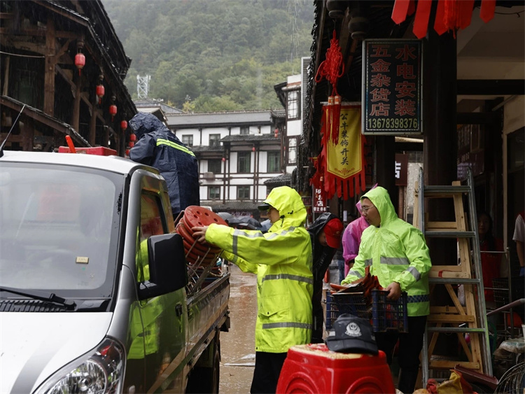 幫助群眾轉移物品。朝天區(qū)融媒體中心供圖