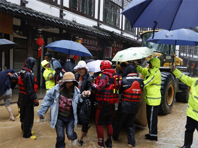 轉(zhuǎn)移被困群眾。朝天區(qū)融媒體中心供圖