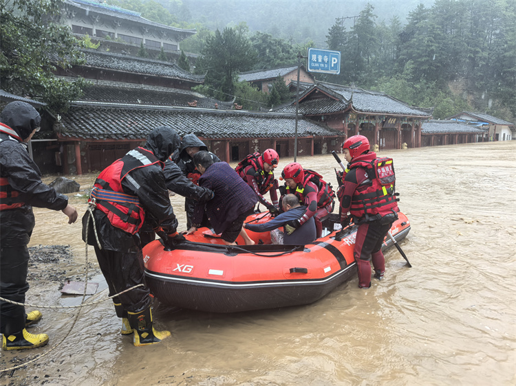 轉(zhuǎn)移群眾。朝天區(qū)融媒體中心供圖