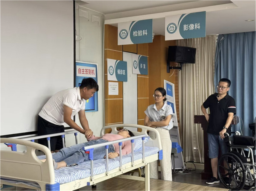 授課教師結(jié)合模擬病床演示如何服務(wù)失能老人。成都至文職業(yè)技能培訓(xùn)學校供圖