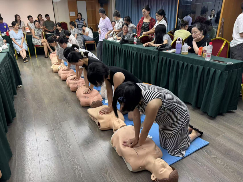 學員們現(xiàn)場實踐演練心肺復(fù)蘇操作。成都至文職業(yè)技能培訓(xùn)學校供圖
