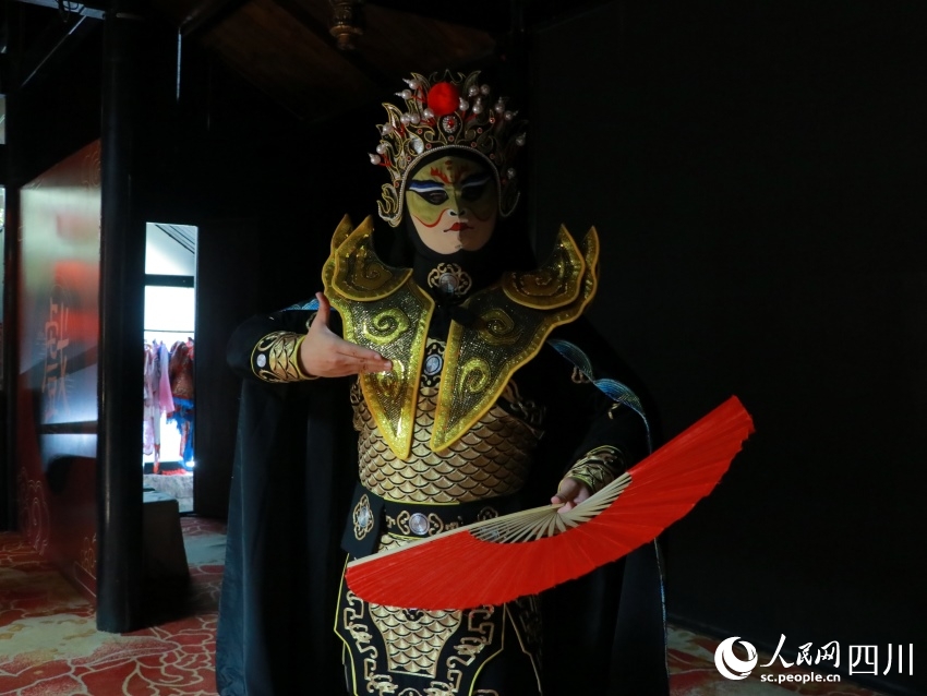 侯忞幟身著變臉劇目服飾。實(shí)習(xí)生王孜萱攝