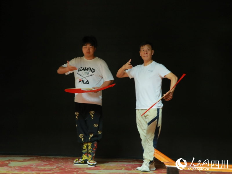 侯忞幟在茶館隨江師傅練習(xí)走臺(tái)步。實(shí)習(xí)生王孜萱攝