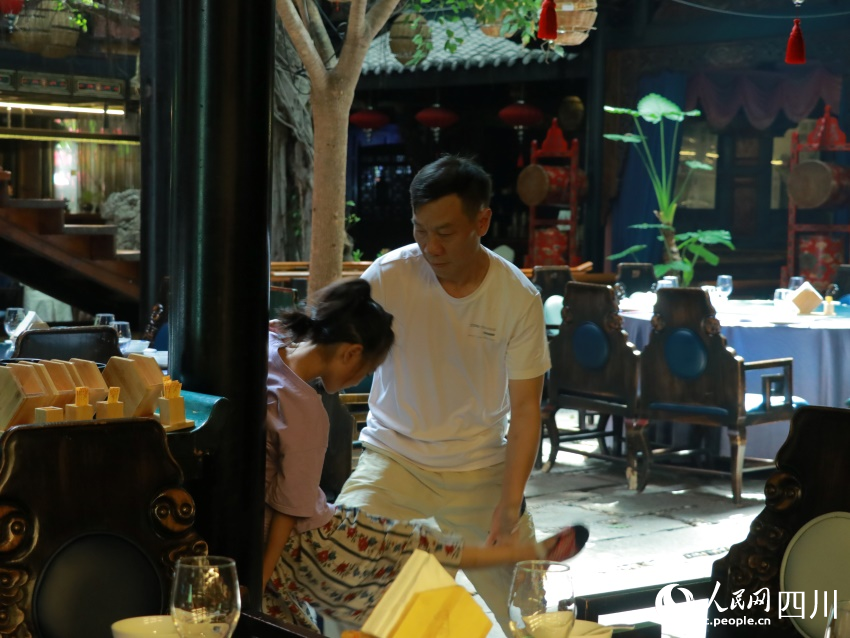 川劇學(xué)徒鍛煉柔韌度。實(shí)習(xí)生王孜萱攝