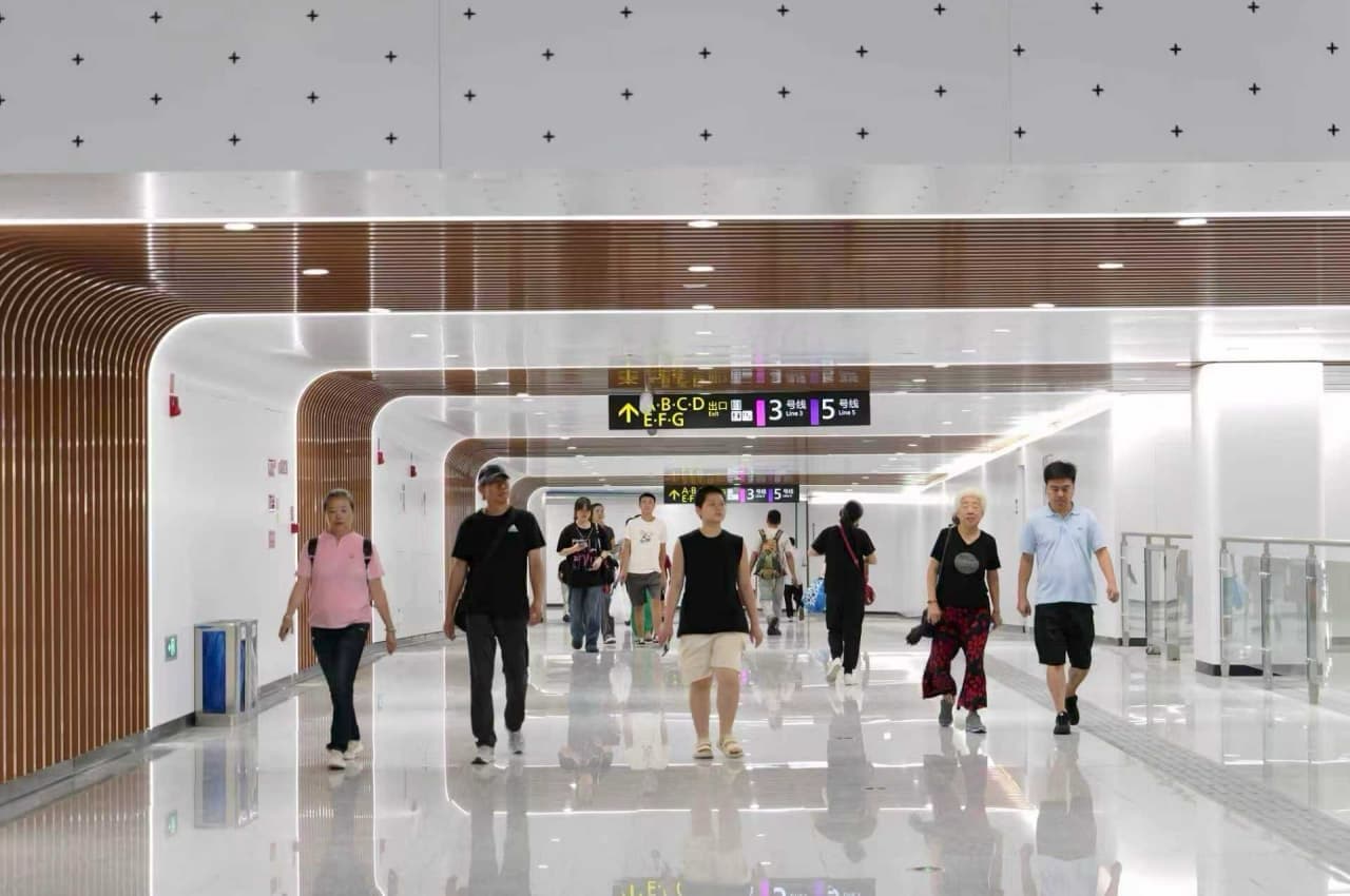 積極體驗(yàn)地鐵新線路的居民。成都軌道集團(tuán)供圖