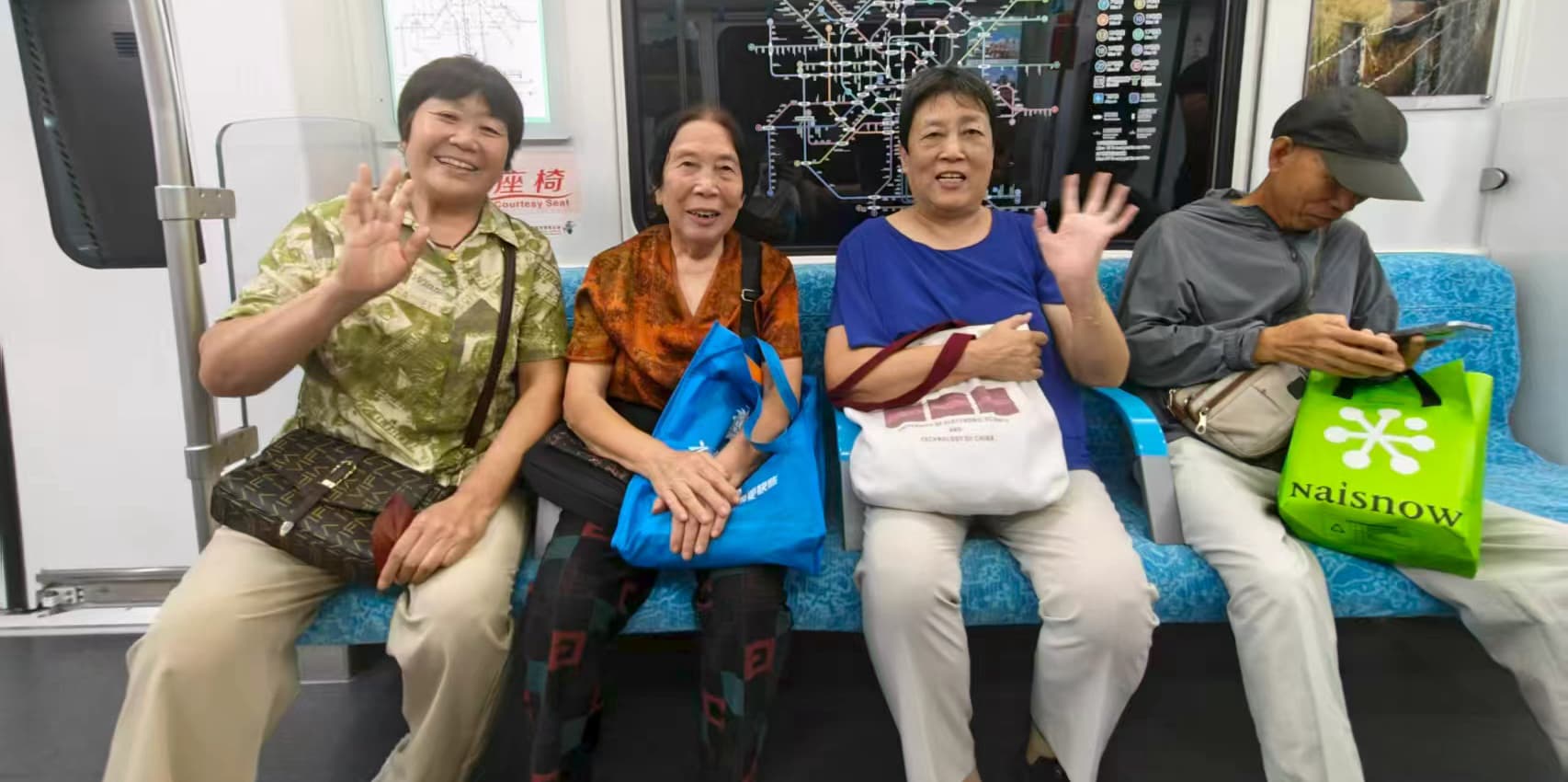 體驗(yàn)新線路的熱心市民。成都軌道集團(tuán)供圖