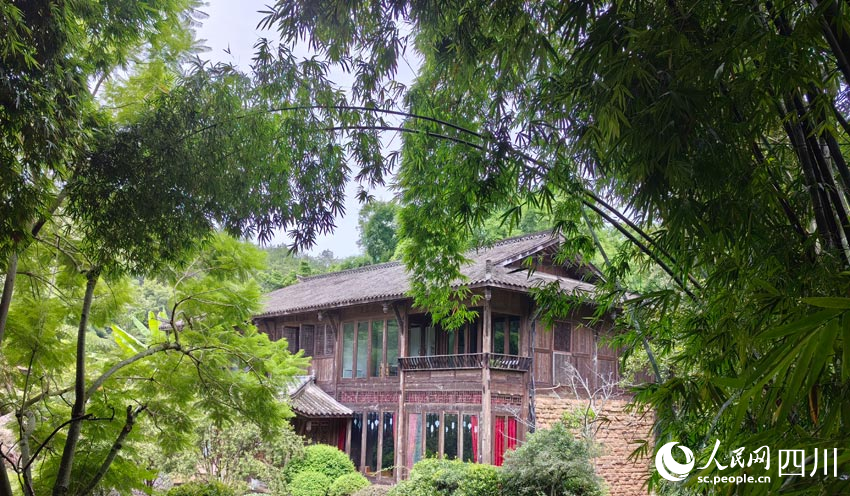 景區(qū)環(huán)境蔥翠，建筑古色生香。人民網(wǎng)記者 劉海天攝