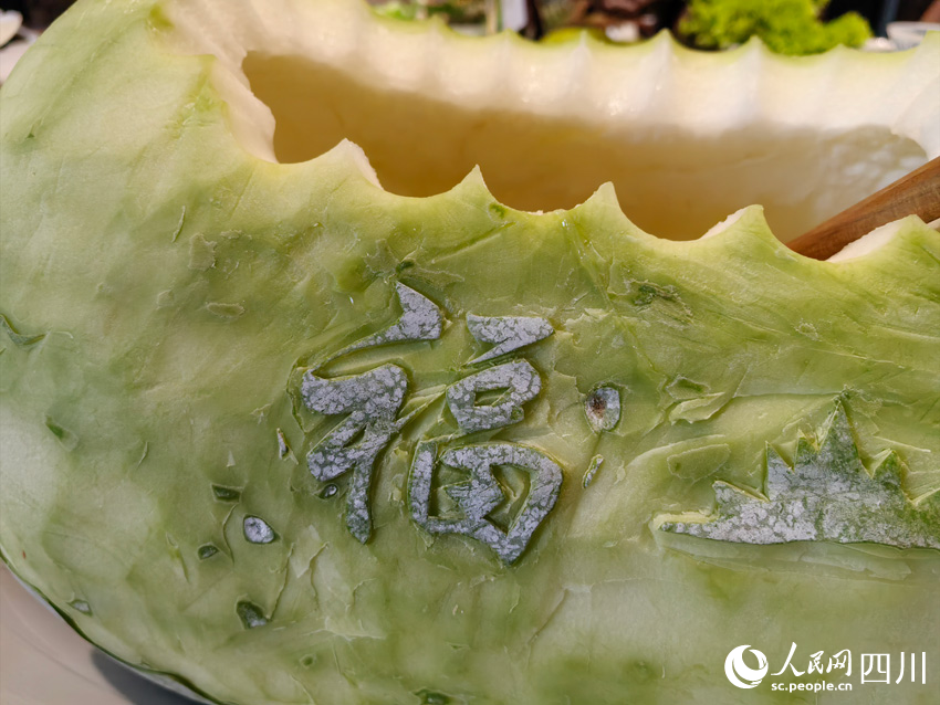 創(chuàng)意冬瓜做餐盤。人民網(wǎng)記者 劉海天攝