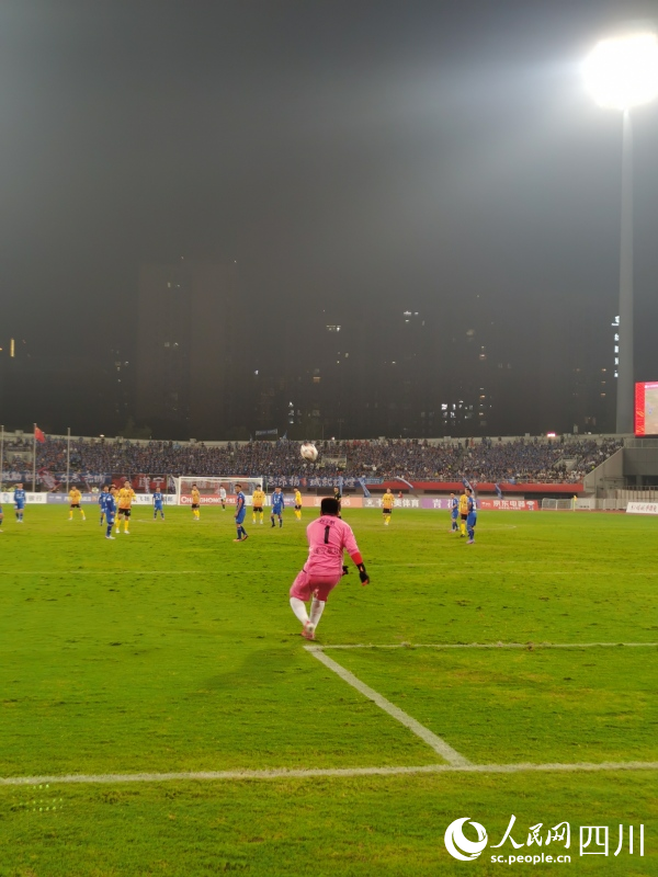 遂寧隊(duì)門將開大腳。人民網(wǎng) 羅昱攝