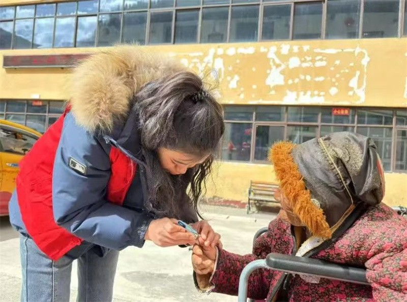 社工為敬老院老人修建指甲。阿壩州民政局供圖